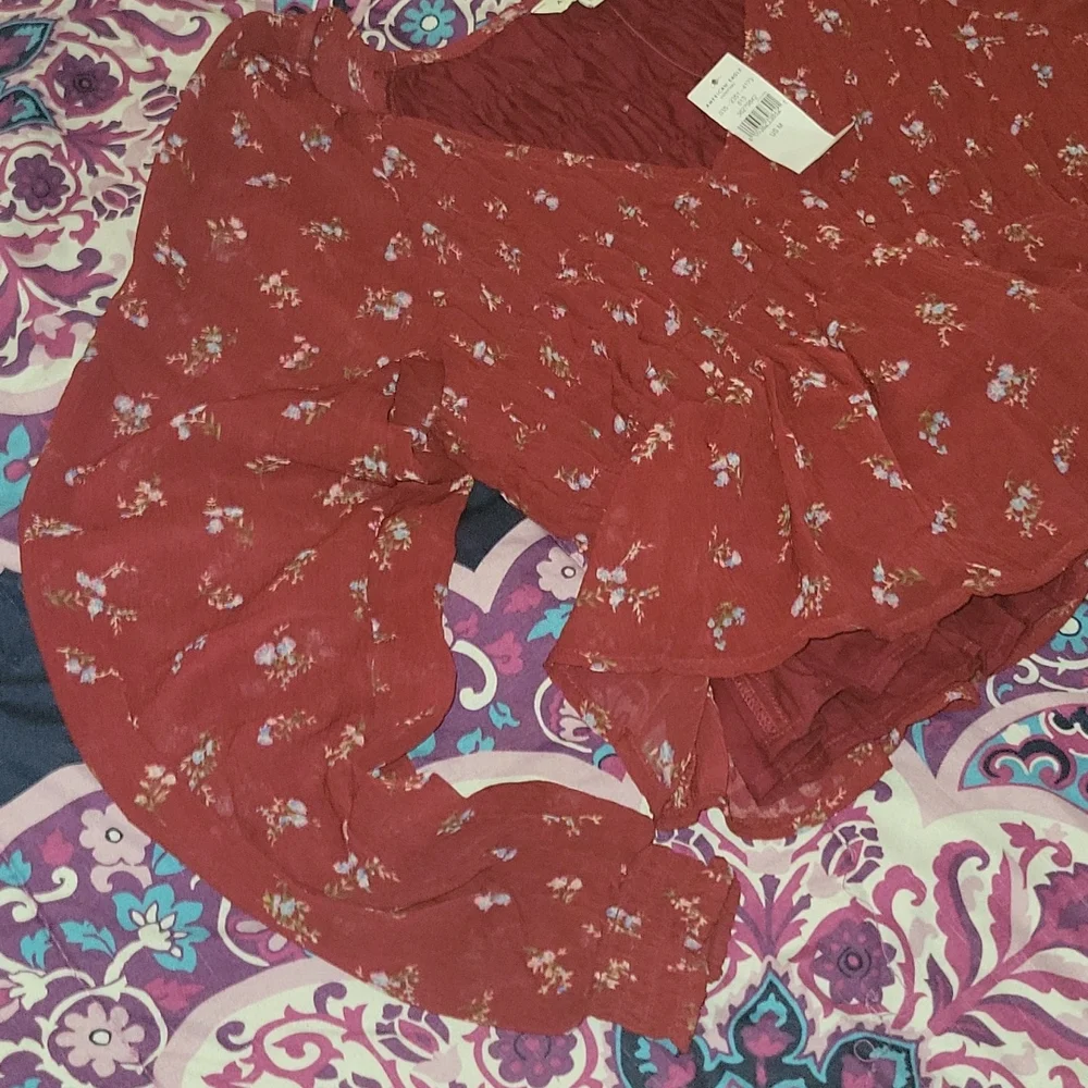 American Eagle Flowy Crop top - Picture 3 of 4